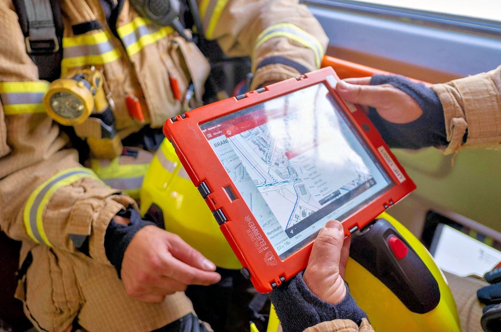 Mit dem Tablet zum Einsatz: In Berlin ist dies bereits Praxis, wie dieses Foto zeigt. In diesem Jahr sollen unter anderem auch die Feuerwehren von Hohenmölsen von der digitalen Unterstützung profitieren.