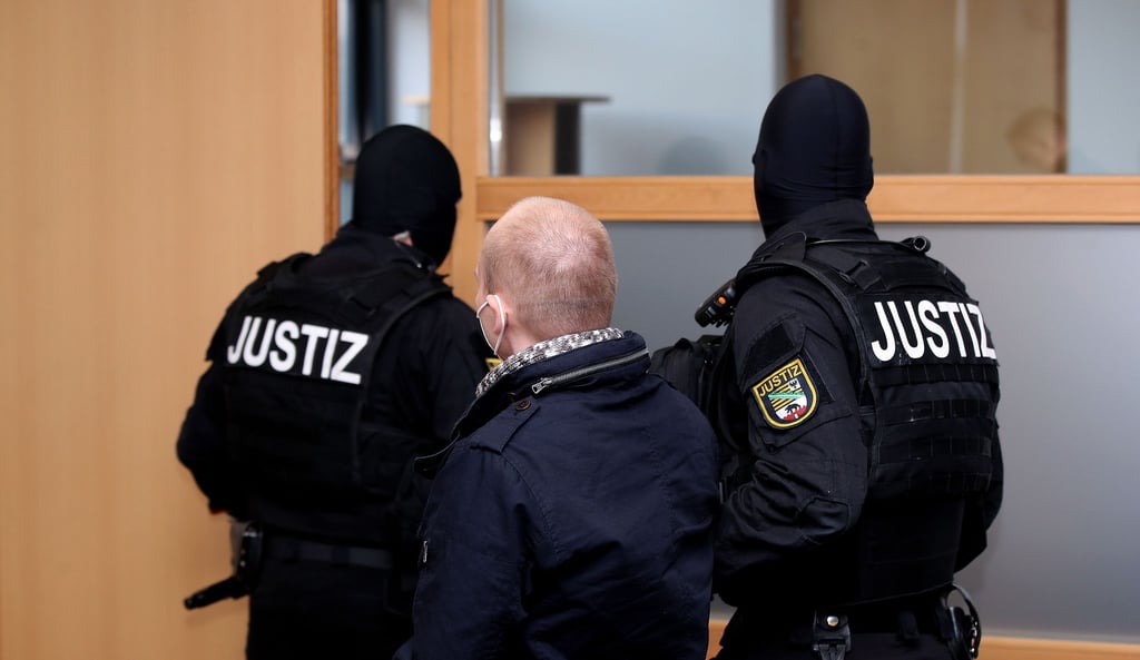 Der Angeklagte Stephan Balliet (l) wird aus dem Gerichtssaal geführt.