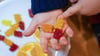 Kinder-Multivitaminpräparate haben bei einer ausgewogenen Ernährung keinen Mehrwert - und können sogar umstrittene Zusatzstoffe enthalten.