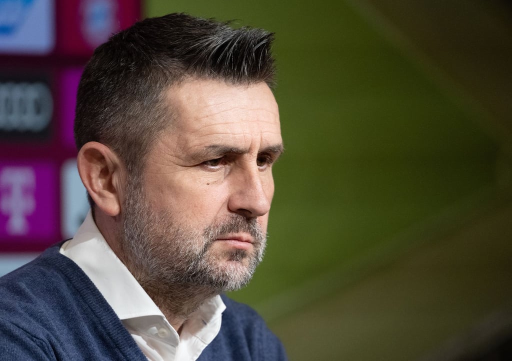 Trainer Nenad Bjelica von Berlin nimmt nach dem Spiel an einer Pressekonferenz teil.