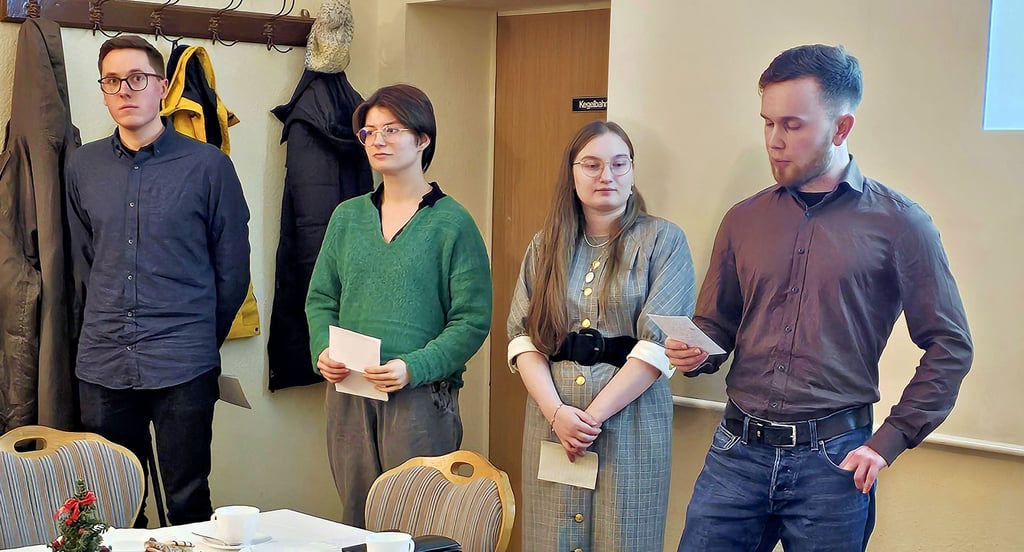 Lukas Kirmse (von links), Béatrice Dippold, Lea Schnelle und Maximilian Pielen, Studenten der der Fachhochschule Potsdam des Studiengangs Archiv (nicht auf dem Foto ist Nils Gödecke), während ihrer Präsentation in Jerichow.