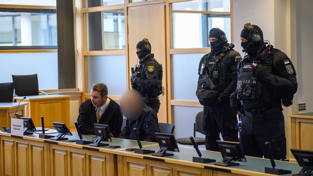 Stephan Balliet sitzt im Gerichtssaal an der Anklagebank.