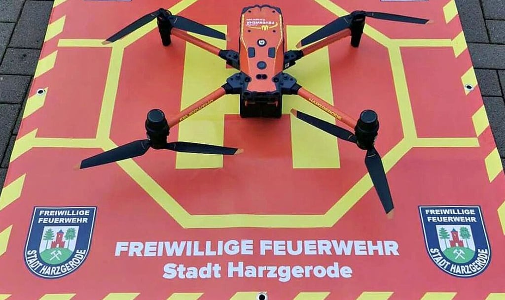 Die Drohnenstaffel der Wehren der Stadt Harzgerode hat am Dienstag in einem Wohngebiet geübt.