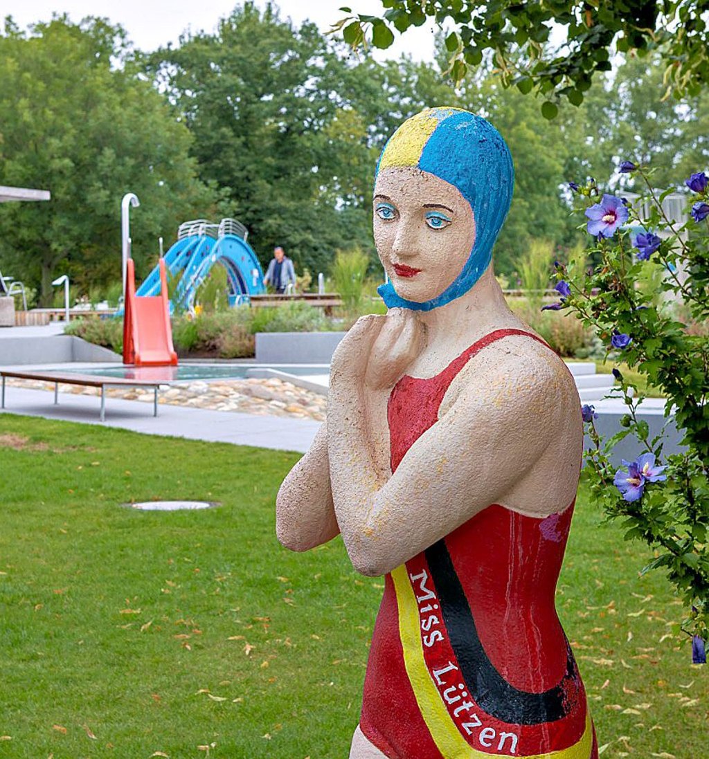 Wie wohl „Miss Lützen“ im Sommerbad über eine Preiserhöhung denkt?