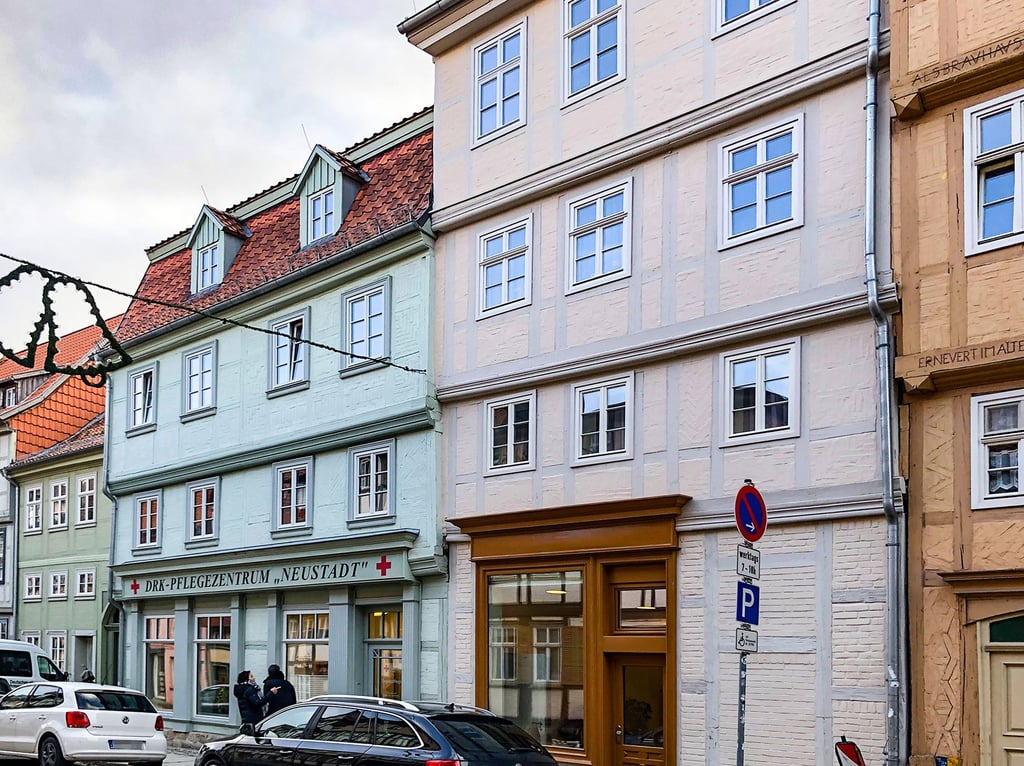 Das Pflegezentrum „Neustadt“ ist um das rechts angrenzende Fachwerkhaus Steinweg 59 erweitert worden.