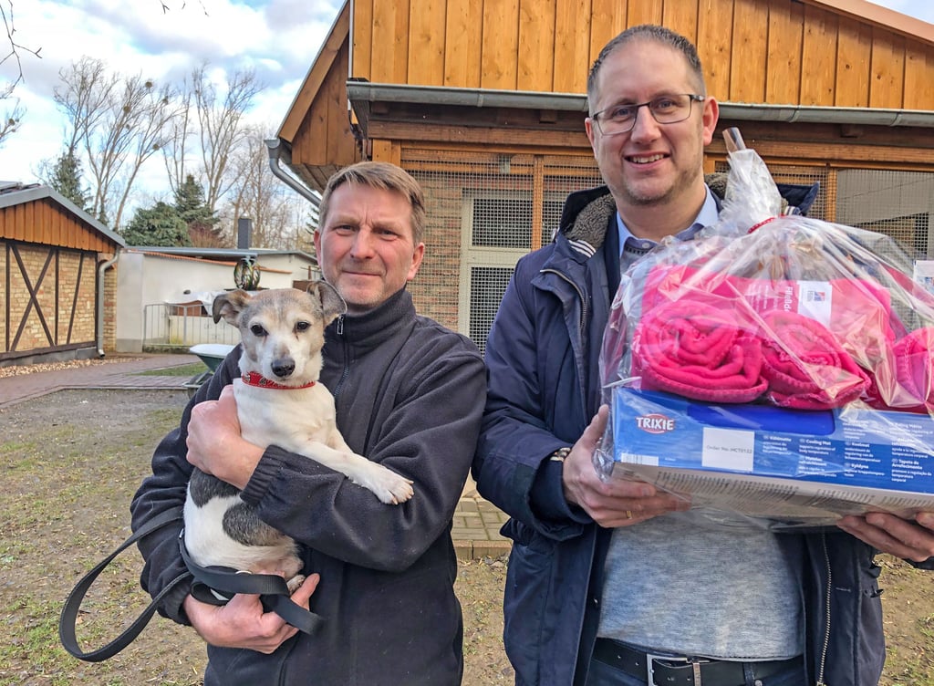 Christian Anske (r.), Geschäftsführer der GildeHotel GmbH, hat mehr als 4.300 Euro an das Tierheim übergeben, die gesammelt worden sind, sowie eine Sachspende. Tierheimleiter Mario Gaebel freut sich über die Unterstützung der Arbeit, mit denen Tieren wie Alf - für ihn wird ein Zuhause geszucht - geholfen wird.