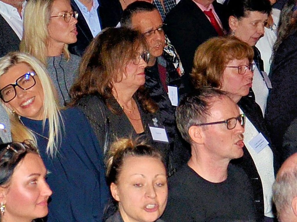Beim Steigerlied standen die Gäste im Theatersaal − und die Staßfurter sangen kräftig mit.