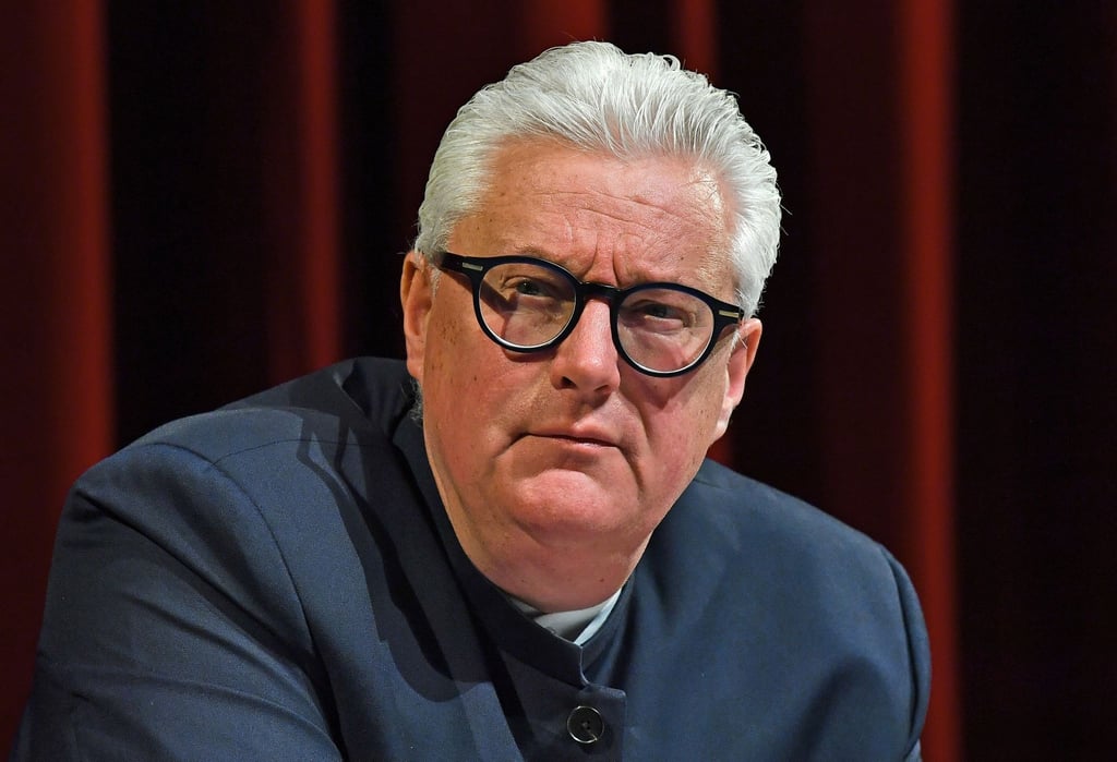 Guy Montavon, Generalintendant des Theaters Erfurt, sitzt auf der Bühne des Theaters während einer Pressekonferenz zu den Domstufen-Festspielen.
