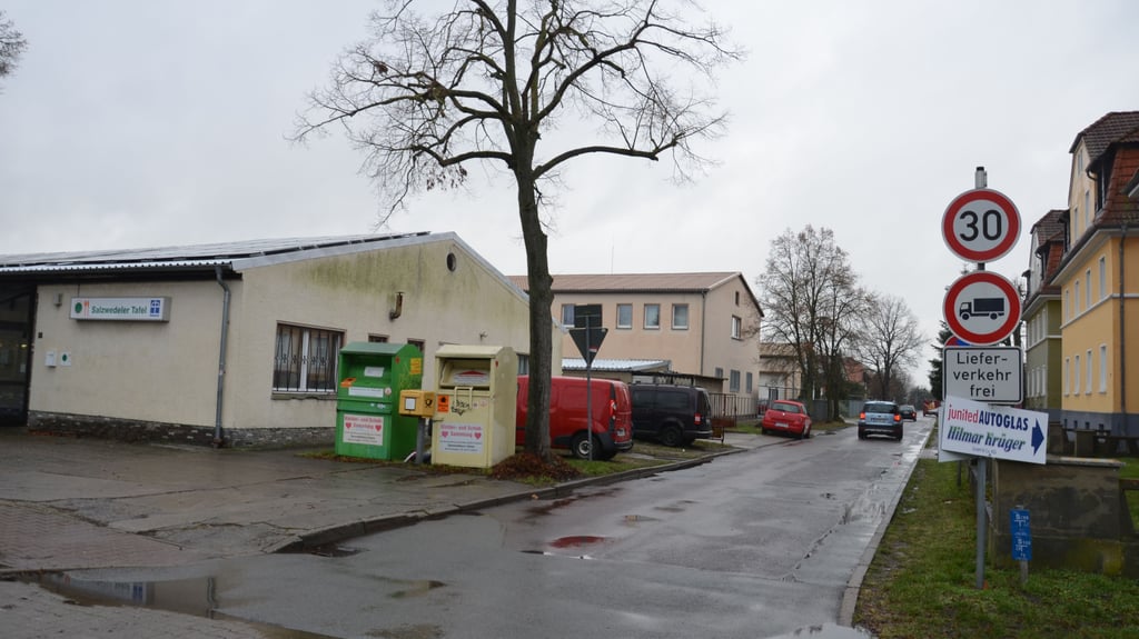 Gartenstraße Salzwedel, betrachtet von der Schillerstraße aus. Das eingeschränkte Halteverbot auf der linken Straßenseite ist von hier und schwer zu erkennen.