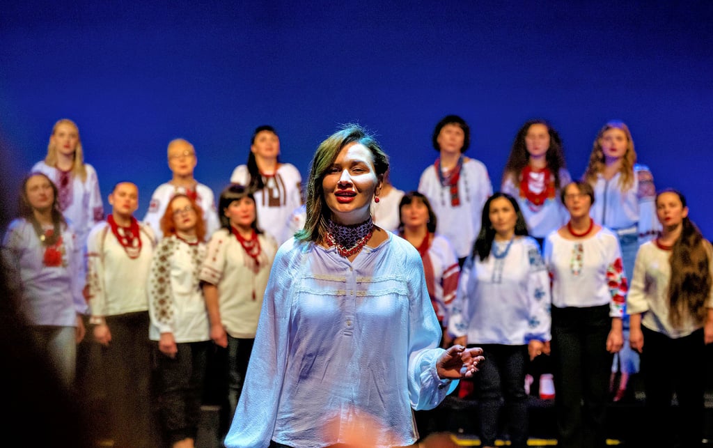 „Sehnsucht - Сила Жінки, eine Fortsetzung“ mit dem ukrainischen Frauenchor „Ми з Украіни“ (deutsch: „Wir sind aus der Ukraine“) läuft am Theater Magdeburg. Hier im Vordergrund ist Maryna Shevchuk zu sehen.