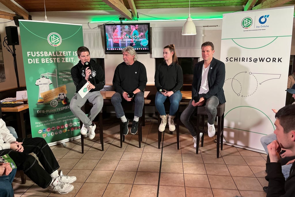 Bundesliga-Rekordschiedsrichter Felix Brych (r) bei einer Presserunde zum „Jahr der Schiris“ in München.