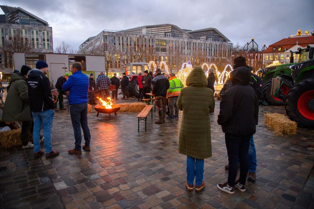 Ein Feuer brennt in einer Feuerschale auf dem Domplatz von Magdeburg.