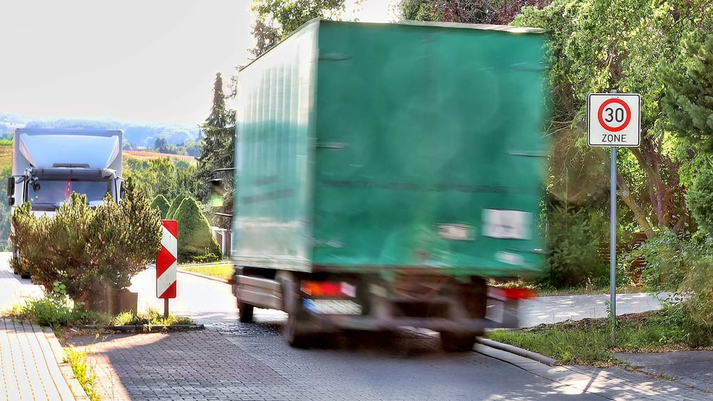 In der Siedlungsstraße in Wiederstedt ist oft so viel Verkehr wie auf einer Hauptstraße. Die favorisierte Lösung, den Verkehr über die angrenzenden Straßen im Zickzack durch das Wohngebiet zu leiten, wurde nun hitzig diskutiert.