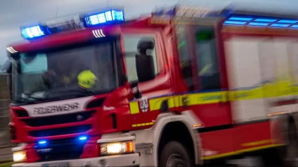 Nach einem Unfall auf der Bundesstraße B80 bei Langenbogen ist die Fahrbahn Richtung Eisleben gesperrt.