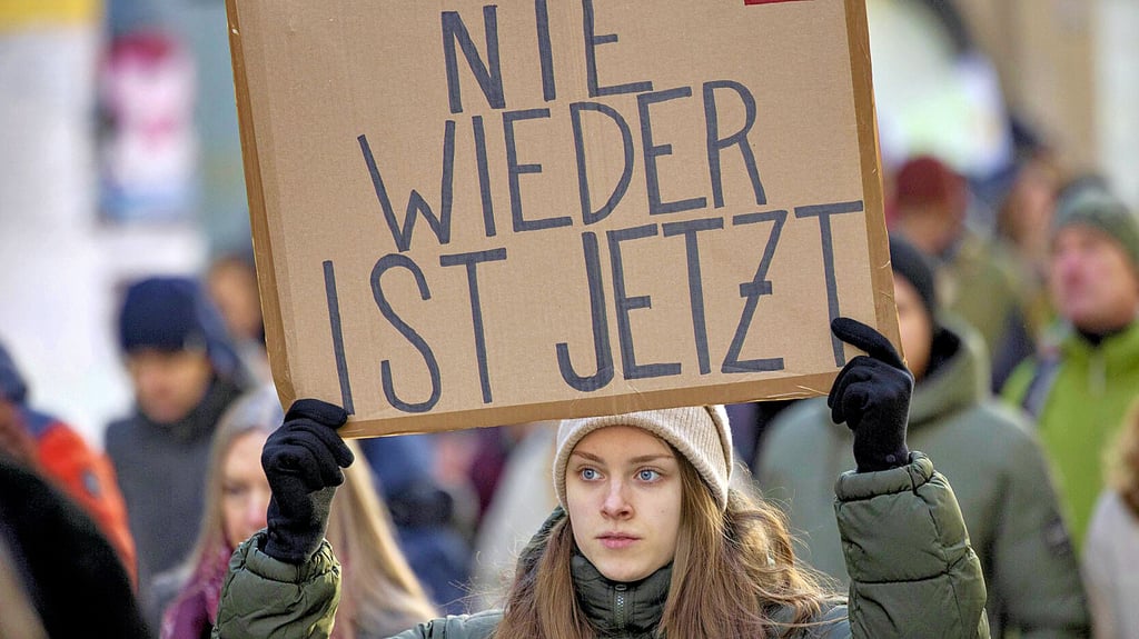 Zu einer Kundgebung gegen Rechtsextremismus unter dem Motto „Nie wieder ist jetzt“ wird in Blankenburg aufgerufen. Auch in Quedlinburg und Wernigerode gehen Menschen für Demokratie und Vielfalt auf die Straße, so wie hier bereits am Samstag, 20. Januar, in Erfurt.