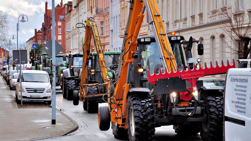 Handwerker und Bauern protestieren in Stendal gegen die Sparpläne der Bundesregierung. Es waren unter anderem Traktoren und Lkw unterwegs.