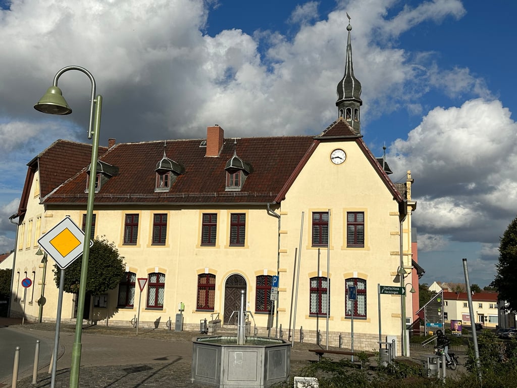 Im Hecklinger Rathaus finden die Sitzungen des Stadtrates.
