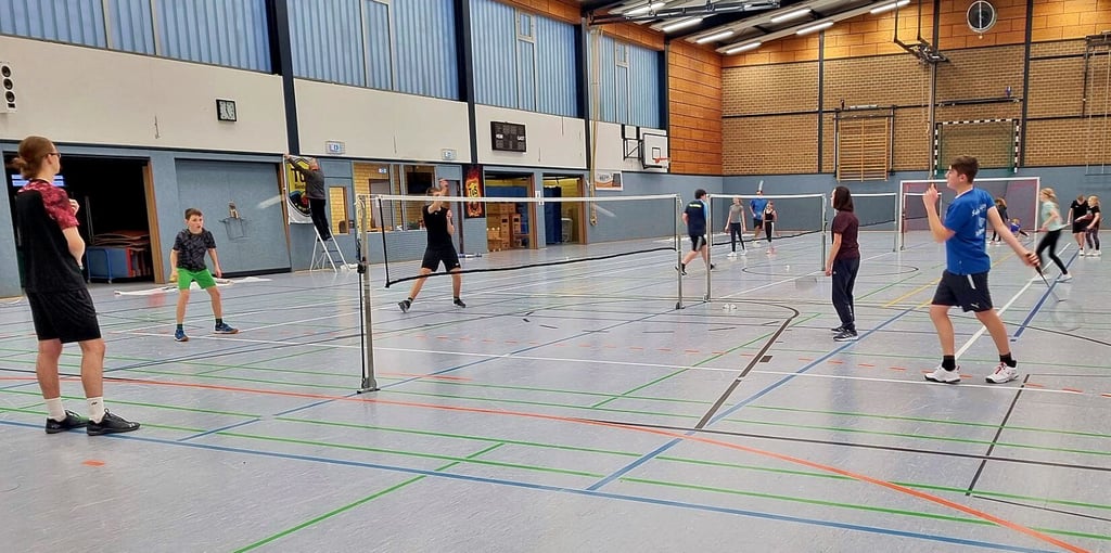 Immer freitags ab 15 Uhr ist für Kinder und Jugendliche Badminton-Training in der Sporthalle Sandau.