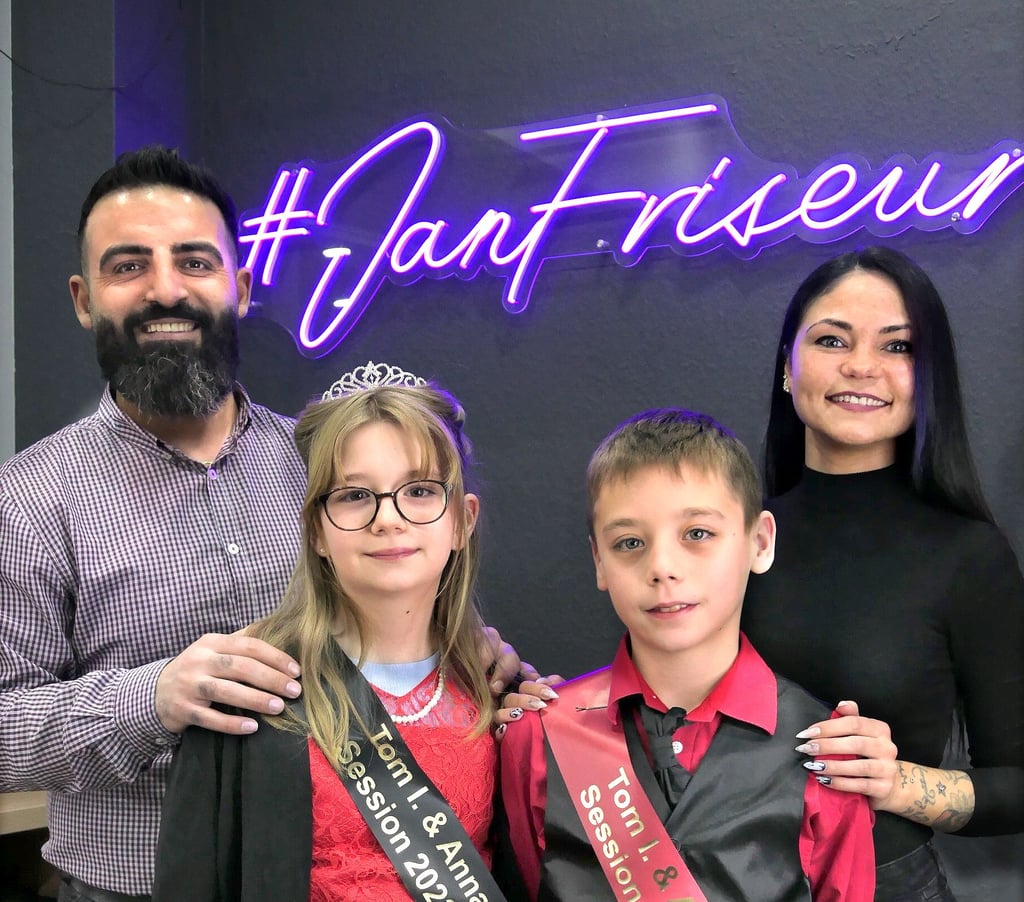 Zum ersten Mal hat der 1. Staßfurter Carveval Verein rot/schwarz ein erwachsenes Prinzenpaar. Rawan Mesto (links) und Caroline Welz unterstützen das Kinderprinzenpaar Annabell I. und Tom I.