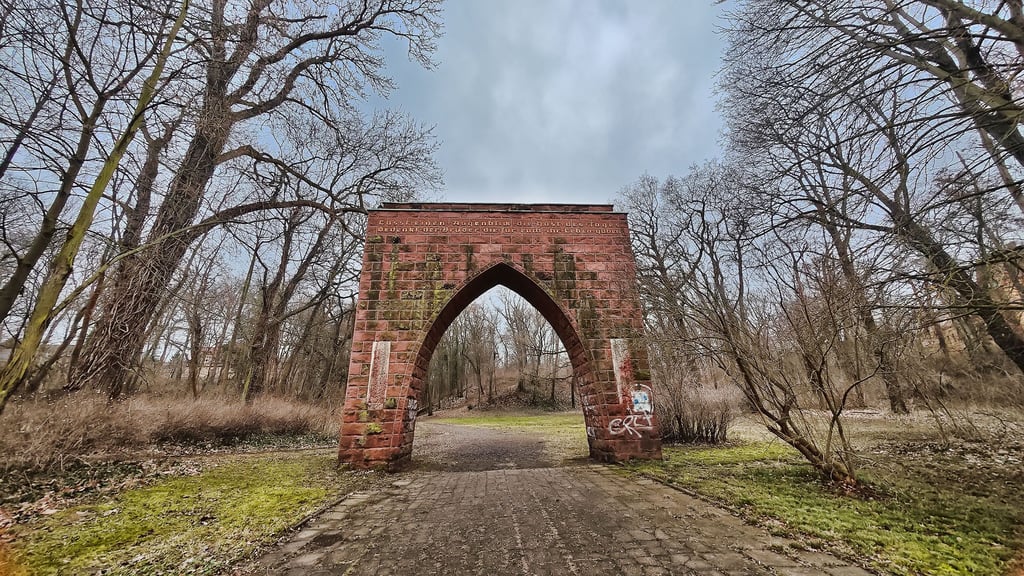 Das Tor der Mahnung steht am Eingang zum Eisleber Stadtpark von der Bahnhof-/Parkstraße. Das Denkmal muss dringend saniert werden.