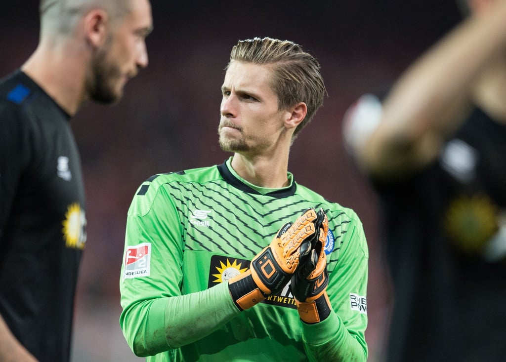 Duisburgs Torwart Daniel Mesenhöler steht auf dem Platz und klatscht.