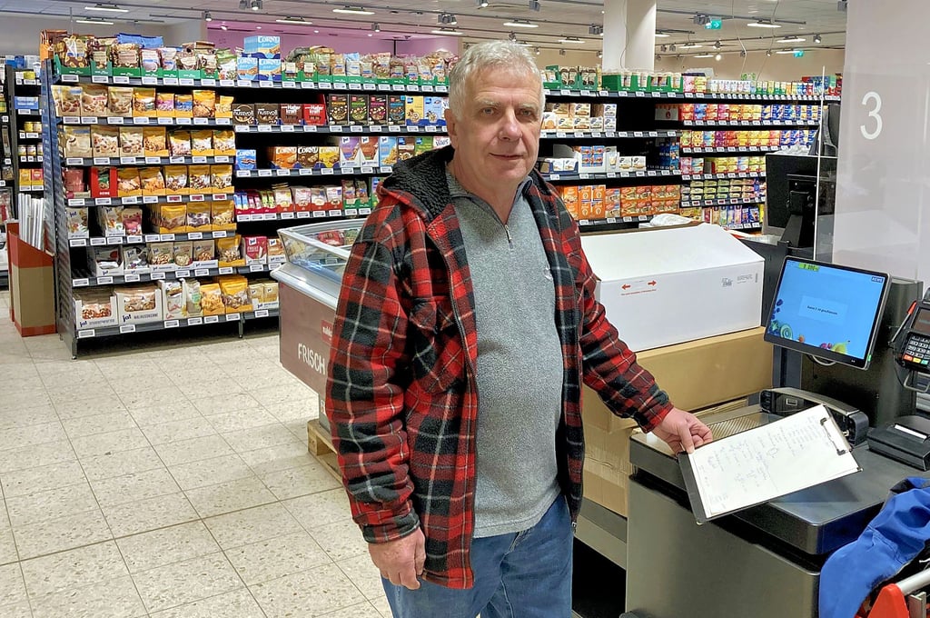 Freimut Hofmann steht an einer neuen Selbstbedienungskasse, die der Markt im Zuge des Umbaus angeschafft hat.