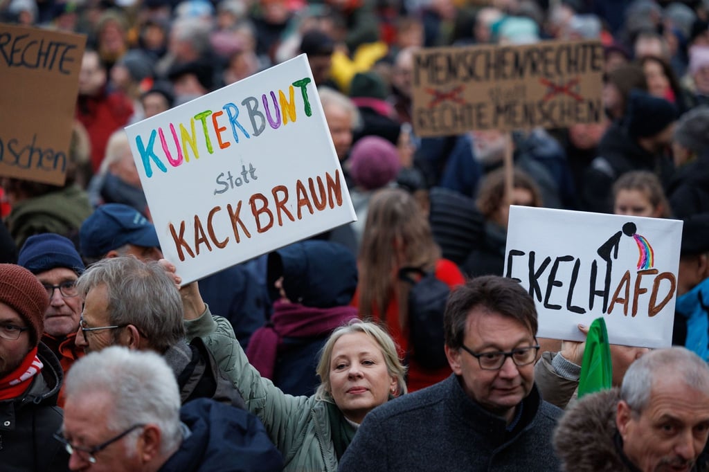Ein Plakat „Kunterbunt statt Kackbraun“ ist bei einer Demonstration gegen Rechtsextremismus in Gütersloh auf einem Plakat zu sehen.