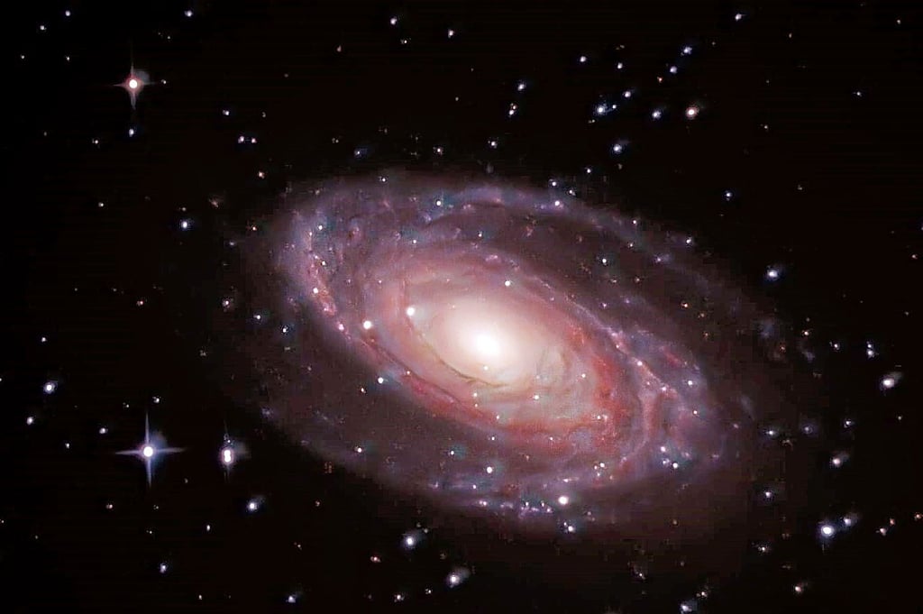 Diese Aufnahme der so genannten Bode-Galaxie gelang René Puschendorf, Mitglied der Osterfelder AG Astronomie. Frank Ellmerich hat das Foto komplettiert.