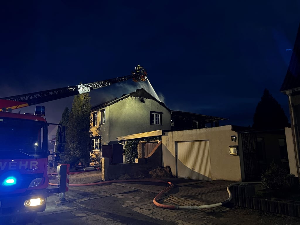 Die Feuerwehr rückte am Donnerstag zu einem Wohnhausbrand in Teutschenthal aus und löschte bis in die Abendstunden. Die Löscharbeiten erfolgten zum Teil von der Drehleiter aus.