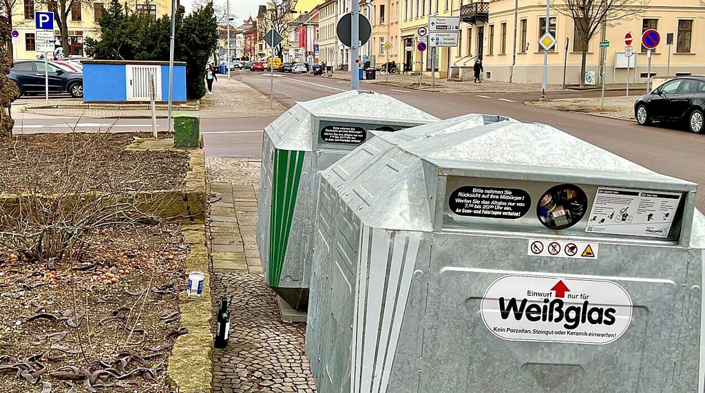 Noch sind die Container randvoll, aber im Auftrag der Stadt wurde das herumstehende Altglas entfernt.