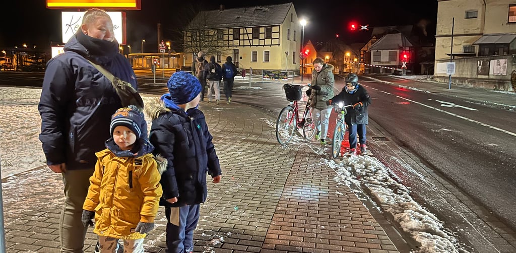Betroffene an der neuen, unfallträchtigen Radwegauffahrt am Bahnhof von Tangerhütte. Hier ist nicht nur bei Schnee und Eis Vorsicht geboten.