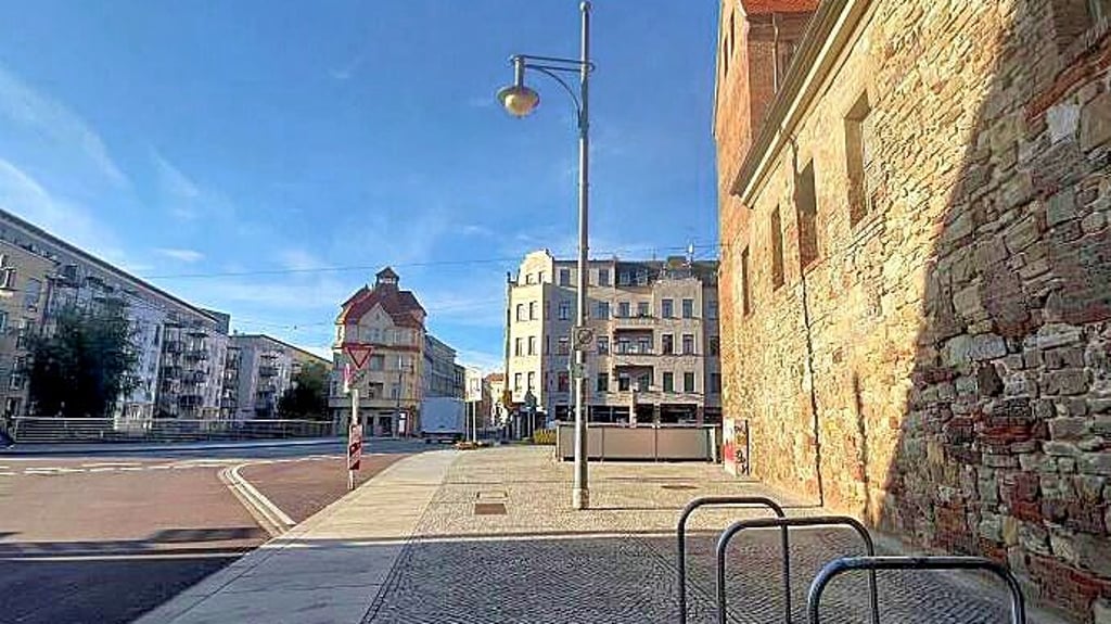 Überdimensionierte, teils ungenutzte Gehwegfläche an der Klausbrücke