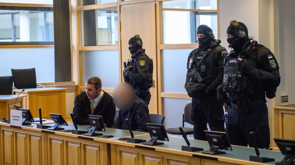 Stephan Balliet sitzt im Gerichtssaal an der Anklagebank. Dort begann am Donnerstag der Prozess gegen ihn. Der Angeklagte der wegen des Halle-Attentats im Gefängnis sitzt soll dort Wärter als Geiseln genommen haben.