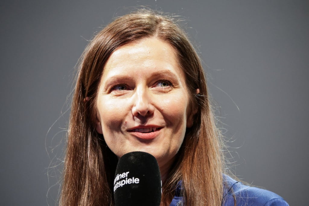 Nora Hertlein-Hull, die Leiterin des Theatertreffens der Berliner Festspiele, spricht.