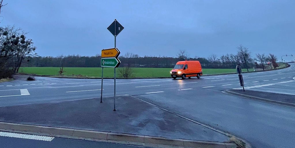 An der B 1n gegenüber des Abzweigs nach Pietzpuhl und nah an der Autobahn 2 ist die Errichtung eines Autohofes geplant.