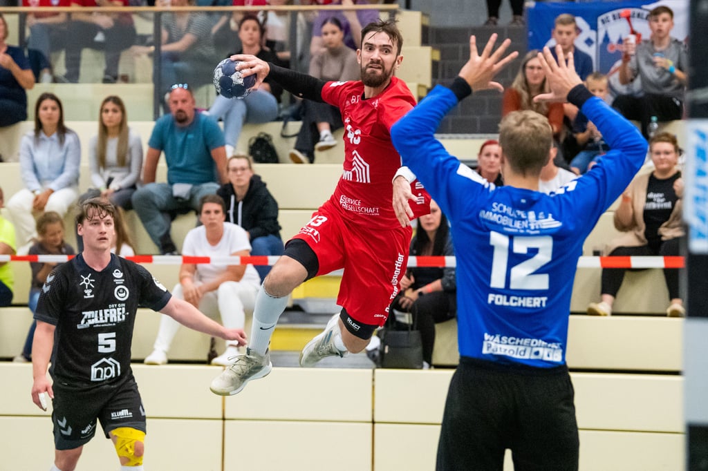 Für den am Knie verletzten Linksaußen Marc Esche (Mitte) - hier im Heimspiel zum Saisonauftakt gegen die HSG Ostsee - haben die Burgenländer jetzt einen kurzfristigen Ersatz verpflichtet.