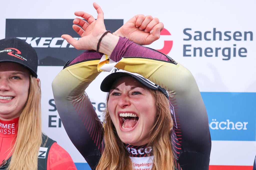 Die Rodlerin Julia Taubitz aus Deutschland jubelt nach ihrem Sieg im Sprint.