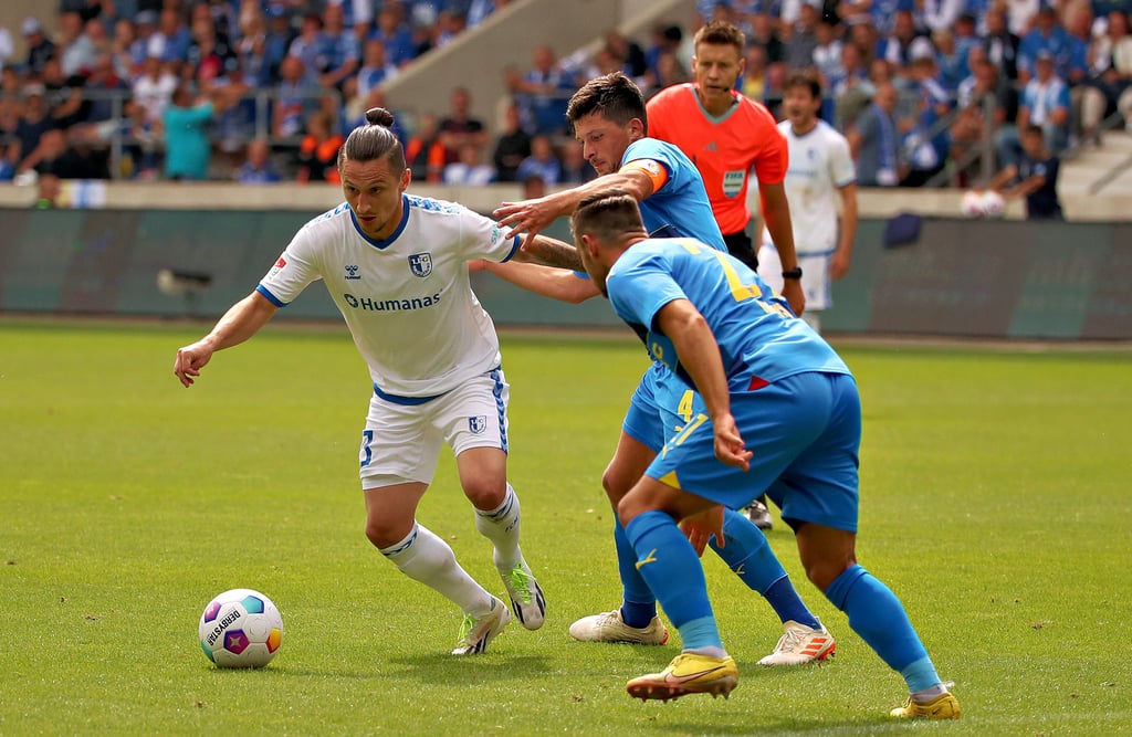 Sammelte bereits zehn Scorerpunkte für den FCM in dieser Zweitliga-Saison: Baris Atik (l.).