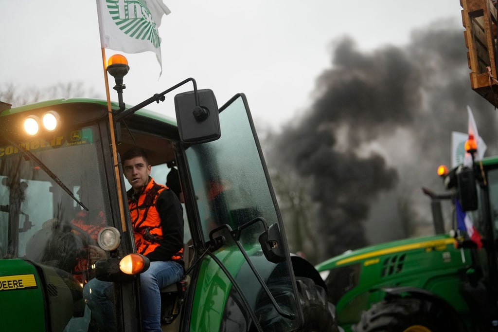 Franzöische Landwirte blockieren einen Kreisverkehr.
