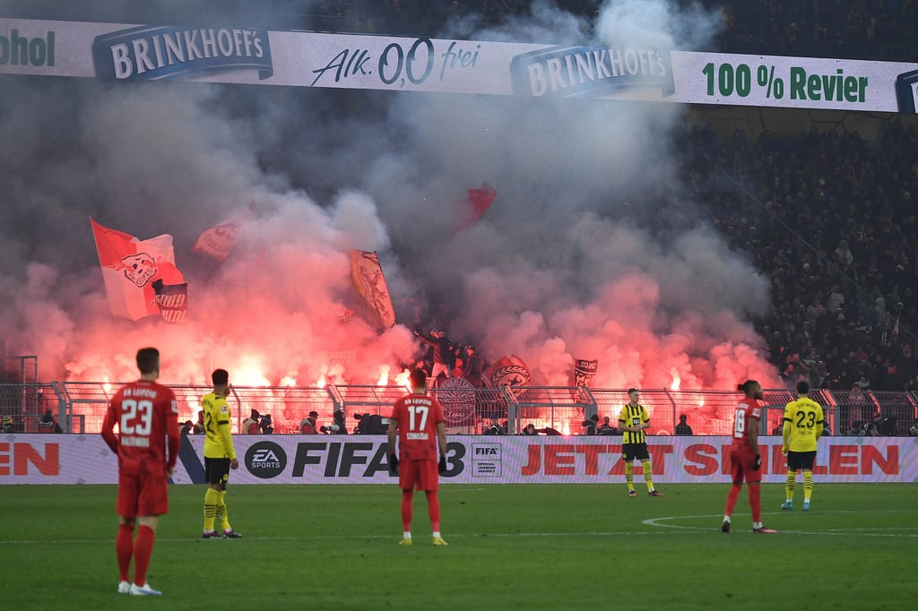 Pyrotechnik brennt im Auswärtsblock von RB Leipzig.