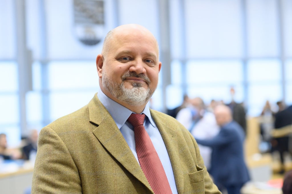 AfD-Politiker Christian Hecht im Plenarsaal des Landtages von Sachsen-Anhalt.