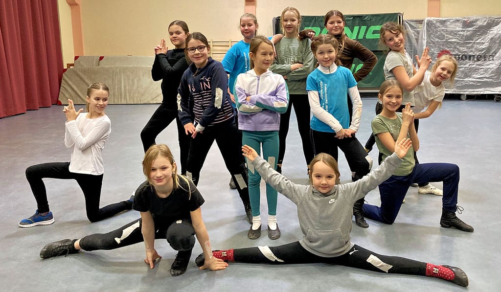 In der Choreografie, die die Krümelfunken einstudieren, geht es um Cowgirls und lustige Kühe.