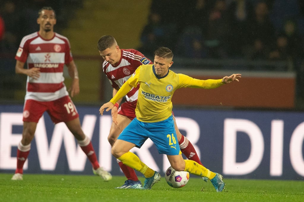 Braunschweigs Jan-Hendrik Marx (r) spielt gegen Düsseldorfs Christos Tzolis.