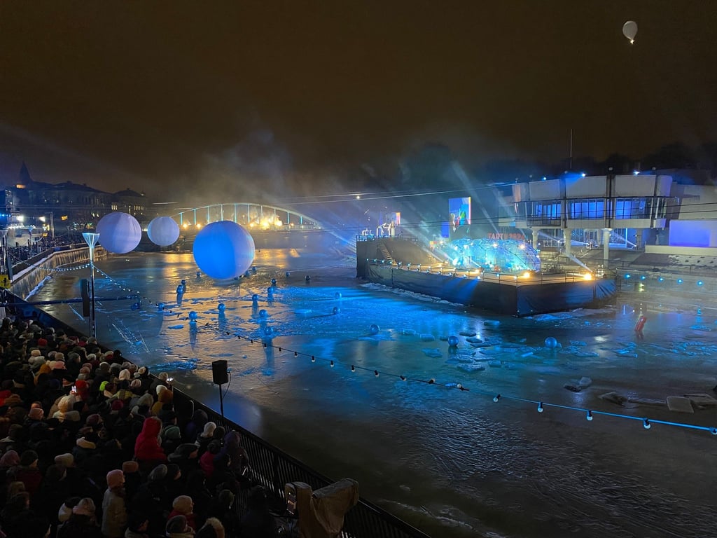 Mit einer Open-Air-Show am innerstädtischen Ufer des Flusses Emajõgi eröffnet Tartu feierlich sein Programm als Europäische Kulturhauptstadt 2024.