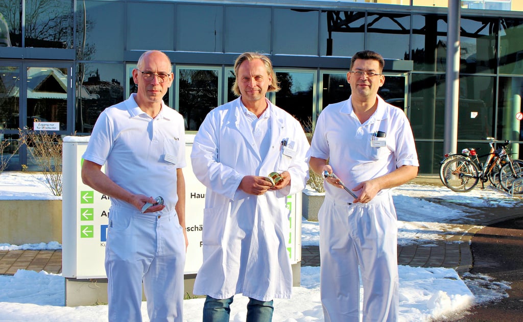 Ein Trio mit höchsten Qualitätsansprüchen: Falk Sonnabend (Koordinator Endoprothetikzentrum), Dr. med. Sacha Mann (Chefarzt der Orthopädie und Unfallchirurgie sowie Leiter Endoprothetikzentrum) und Dr. med. Kai Schendel (ständiger Chefarztvertreter)
