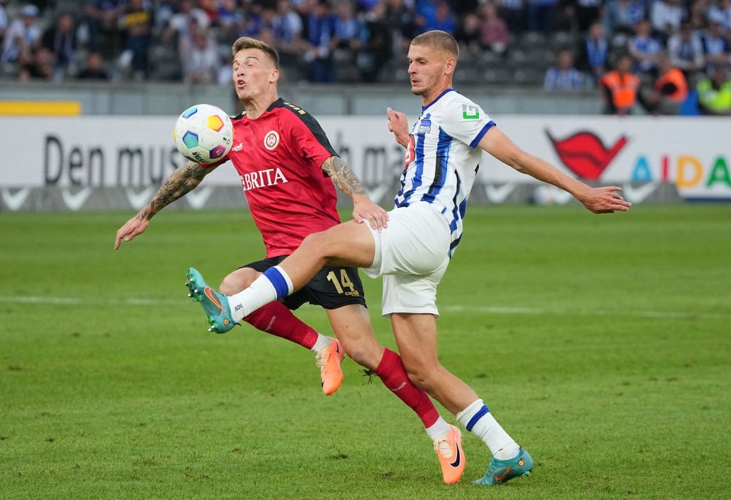 Herthas Marton Dardai (r) gegen Wiesbadens Franko Kovacevic.