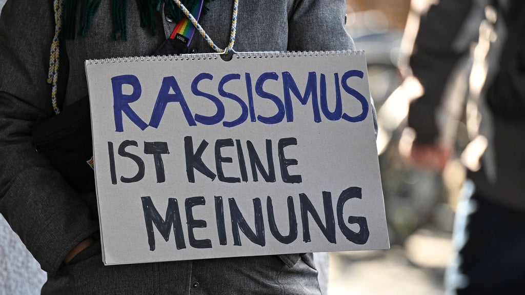 Ein Plakat gegen Rassismus