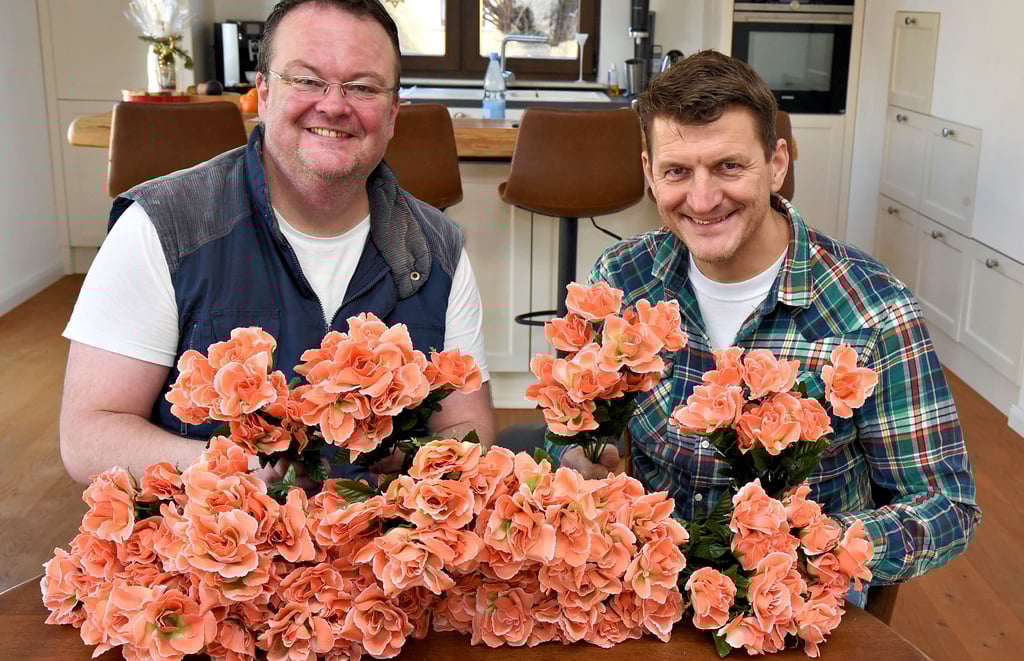 Die reichen für die nächsten drei Jahrzehnte. Henrik Fabian (links) und Christoph Randel mit einem Berg Kommitee-Blumen.
