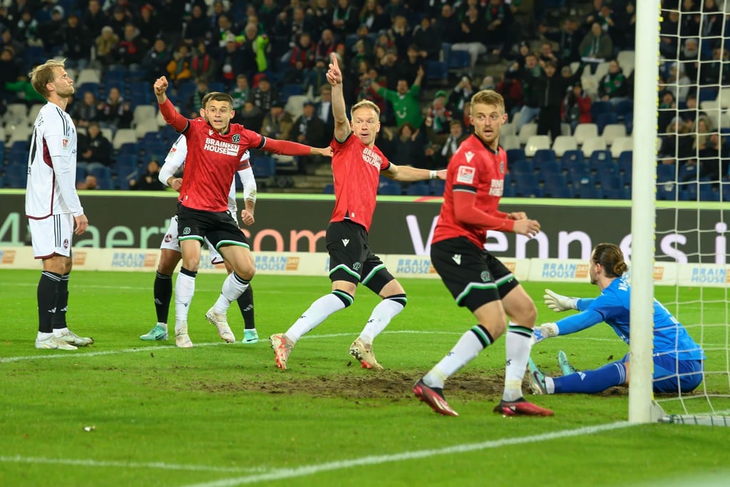 Hannovers Havard Nielsen (M) traf beim Sieg gegen Nürnberg doppelt.