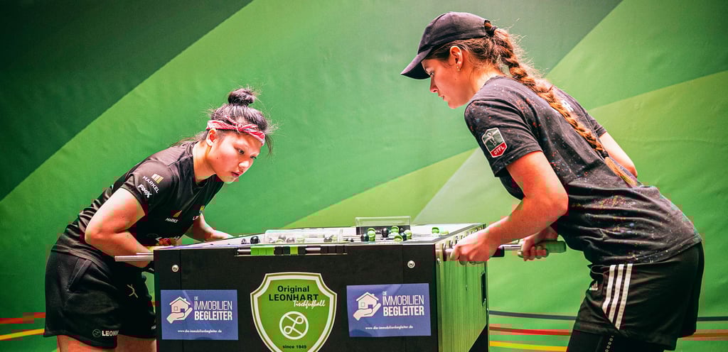 Djamila Nader (rechts), die bei den Kickerfreunden in Salzwedel zu diesem Sport fand, wurde nach einem spannenden Finale gegen My Linh Tran Deutsche Meisterin im Tischfußball.